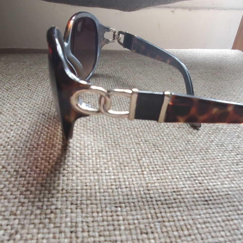 Tahari Brown Tortoise Sunglasses - Picture 5 of 8